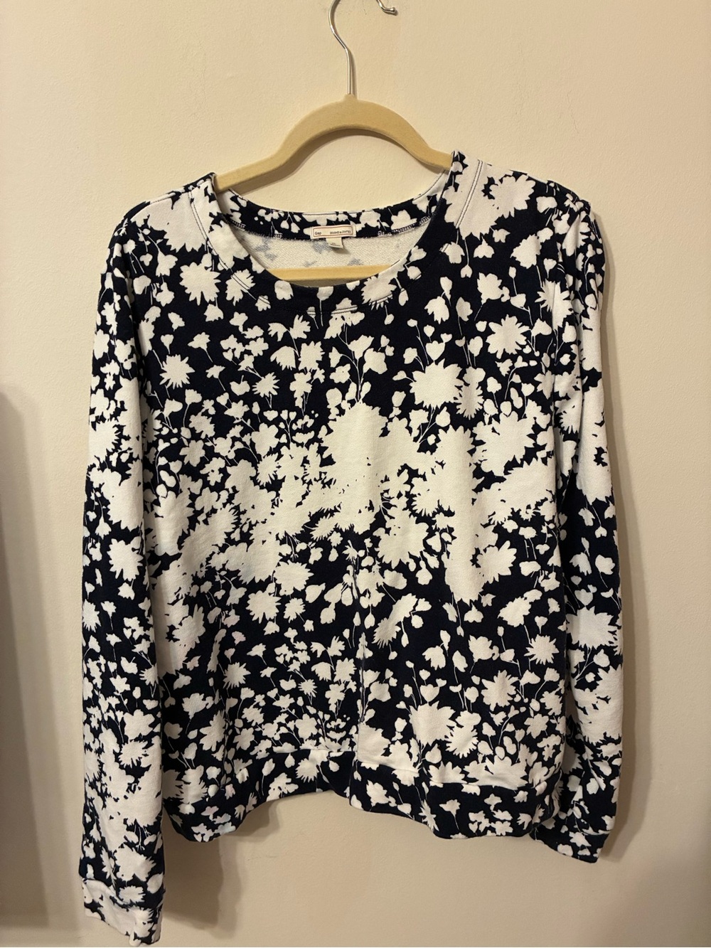 GAP size XL navy and white floral pattern sweatshirt